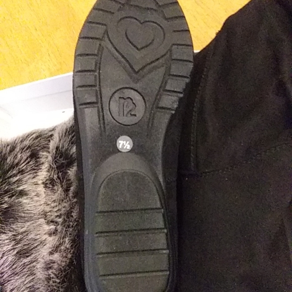 Faux black suede faux fur snow boots 7 1/2 woman's shoe - Picture 8 of 13